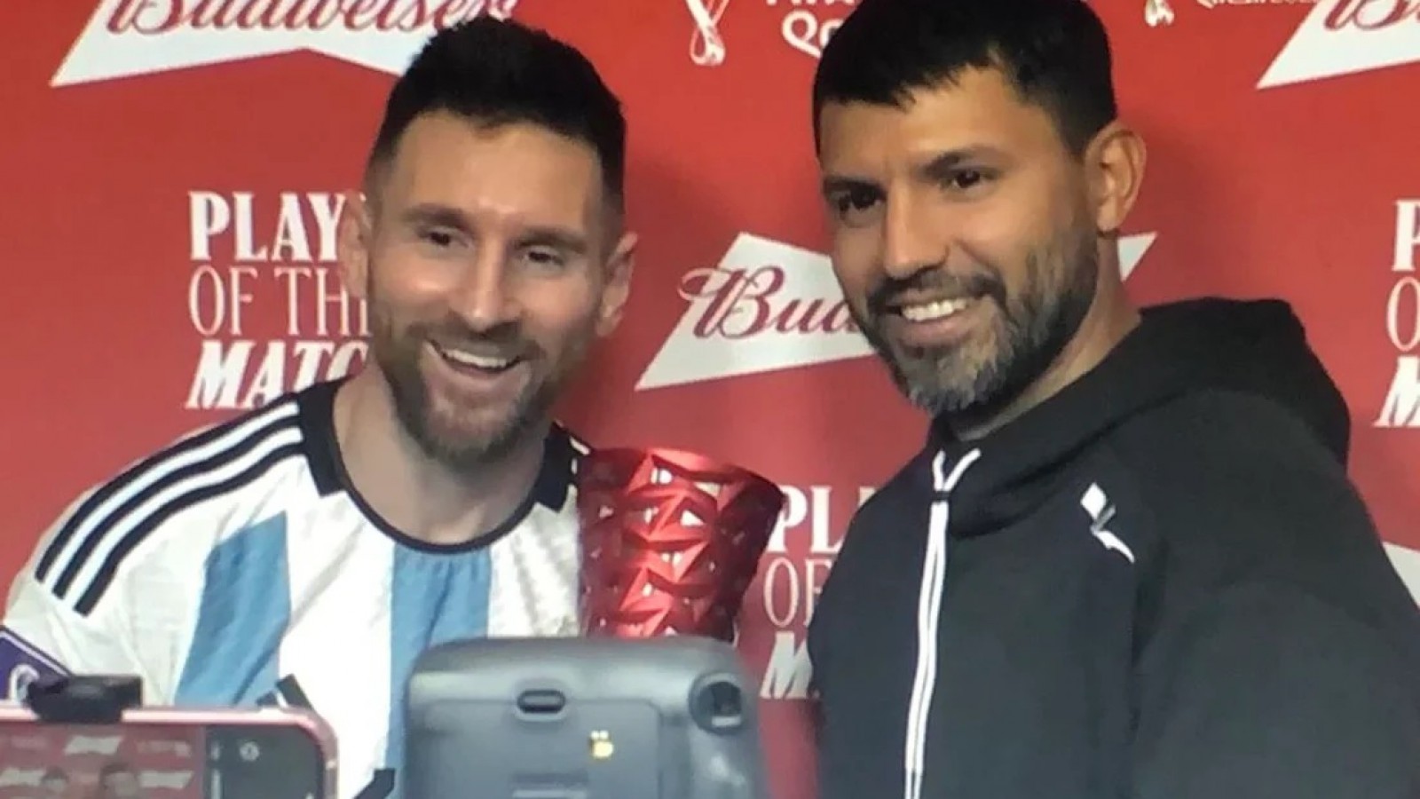 "Kun" Agüero sorprendió a Messi y le entregó el premio al mejor jugador del partido